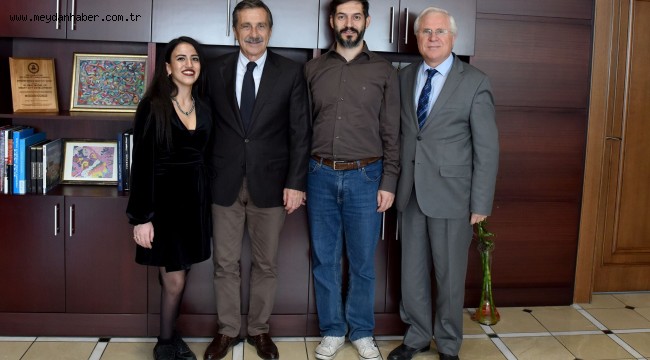 Tepebaşı Belediye Başkanı Dt. Ahmet Ataç, omuriliğin tam kapanmaması hastalığı olan 'meningomyelocele' rahatsızlığıyla dünyaya gelen ve protezleriyle dans ederek azmiyle örnek olan Derya Soyiç'i makamında ağırladı.