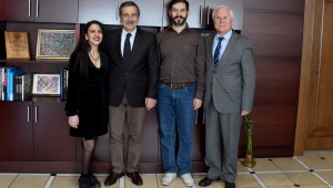 Tepebaşı Belediye Başkanı Dt. Ahmet Ataç, omuriliğin tam kapanmaması hastalığı olan 'meningomyelocele' rahatsızlığıyla dünyaya gelen ve protezleriyle dans ederek azmiyle örnek olan Derya Soyiç'i makamında ağırladı.