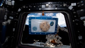 Ve Kurabiyeler Uzayda: Ünlü DoubleTree Kurabiyeleri Uzayda Pişecek İlk Yiyecek Olmak Üzere Uluslararası Uzay İstasyonu'na fırlatıldı