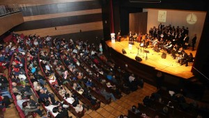 40 kişilik otizm korosu anneler için söyledi