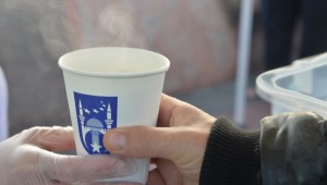 ANKARA BÜYÜKŞEHİR BELEDİYE BAŞKANI MANSUR YAVAŞ'IN TALİMATIYLA ÜNİVERSİTELERDE ÖĞRENCİLERE YÖNELİK BAŞLATILAN SICAK ÇORBA DAĞITIMI YOĞUN İLGİ GÖRÜYOR