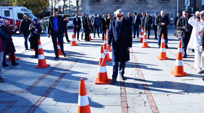Başkan Başdeğirmen gözleri kapalı empati yürüyüşü yaptı