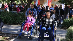 BAŞKAN SENGEL TEKERLEKLİ SANDALYE İLE EFES SELÇUK SOKAKLARINDA 