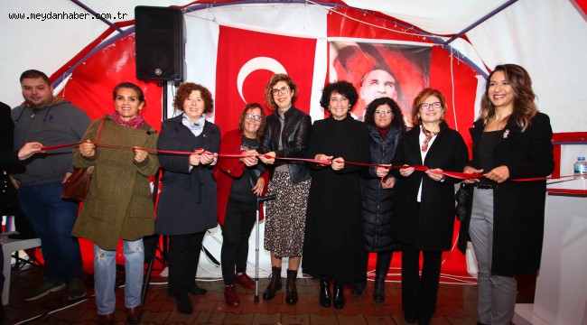 Bayraklı'da kadınlardan "Yeni yıl" pazarı