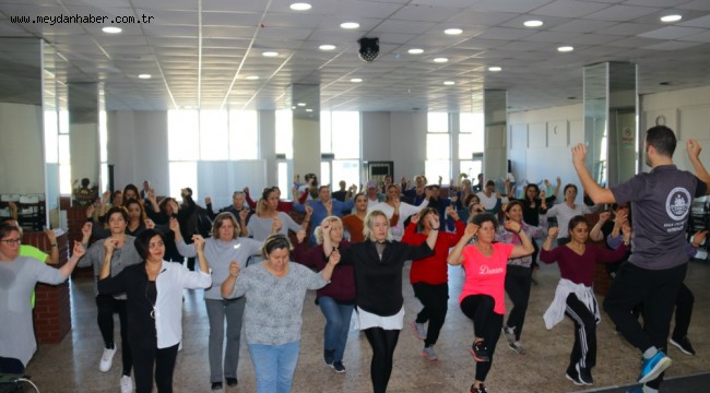 Çeşme'nin kadın efeleri sahnede!