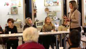 Gaziemir'de seçilmiş kadınlar, 5 Aralık kadına seçme seçilme hakkının tanınmasının yıl dönümünde ilçede düzenlenen etkinlikte deneyimlerini anlattı