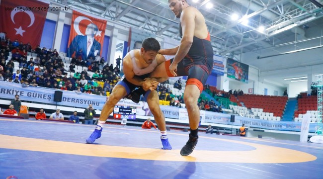 Güreşçilerden önemli başarı
