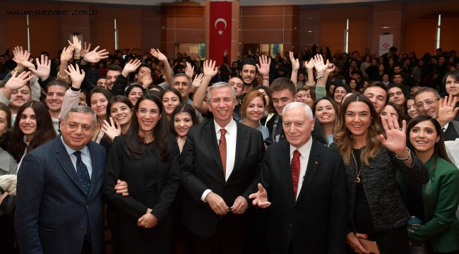 İFTİRALARIN ARDINDAN BAŞKAN YAVAŞ'A BAŞKENT ÜNİVERSİTESİ'NDE ÖĞRENCİLERDEN COŞKULU KARŞILAMA