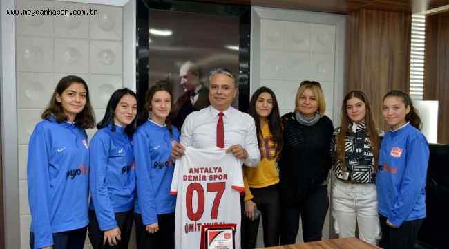 Kadın futbolculardan Başkan Uysal'a ziyaret