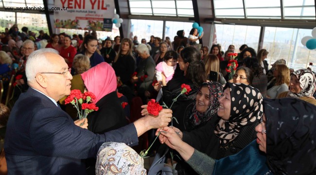 Karabağlar Belediyesi semt merkezlerinin kursiyer kadınları yeni yıl kutlamasında buluştu.