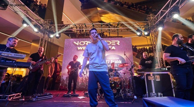 Mekanın Sahibinden İzdiham Gibi İzmir Konseri