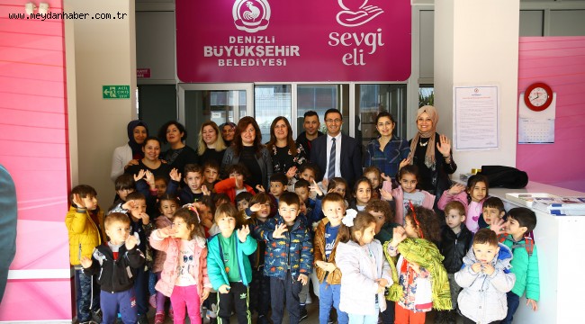 Minikler, "Sevgi Eli" gönüllüsü oldu