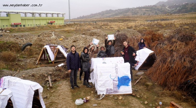 Sokak hayvanlarına barınacak yer yaptılar, onları beslediler