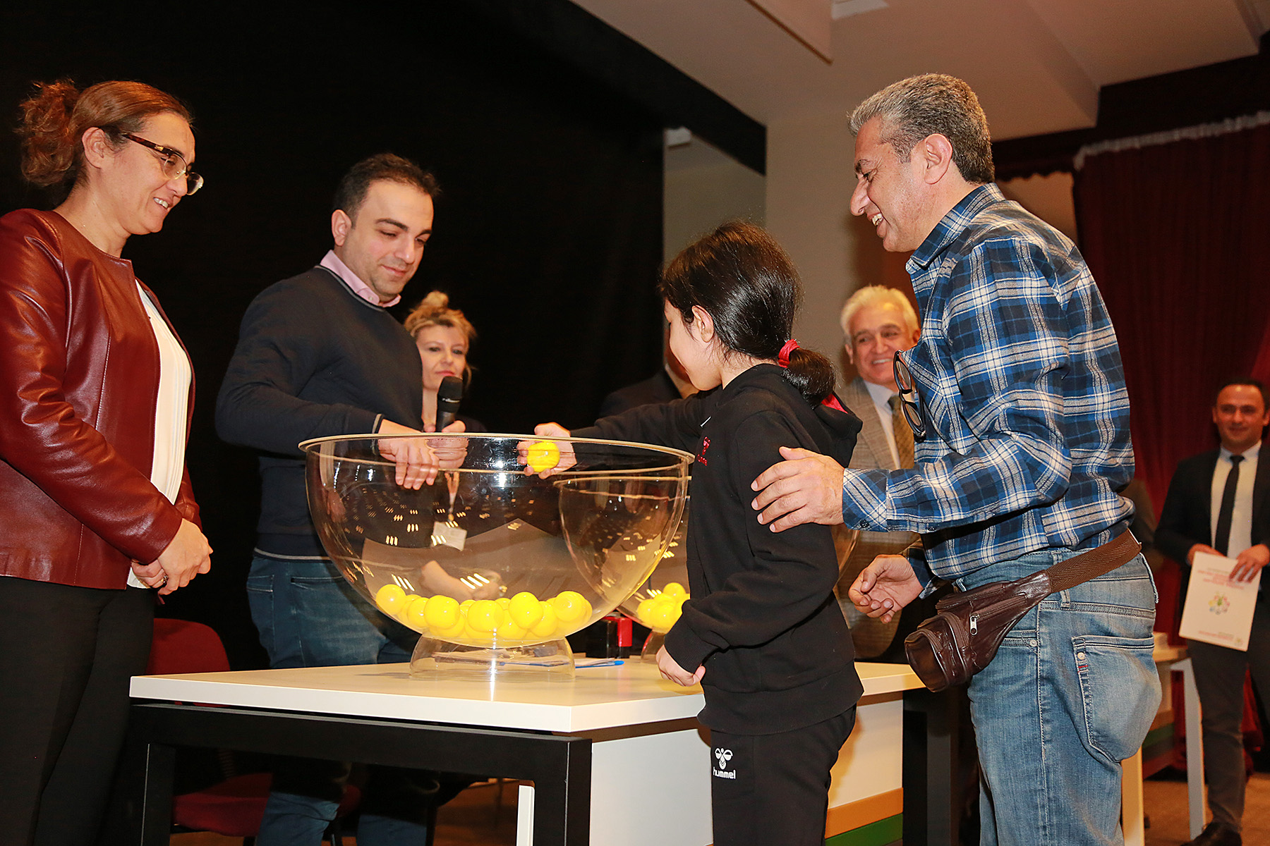 ATAŞEHİR'DE 36 HAK SAHİBİ ÇEKİLİŞLE YENİ EVLERİNE KAVUŞTU