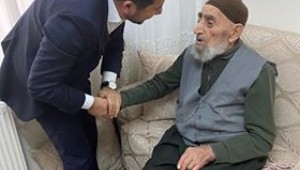 BAŞKAN ARI'DAN CUMHURBAŞKANI ERDOĞAN'I GÖRMEK İSTEYEN 100 YAŞINDAKİ İBRAHİM DEDEYE ZİYARET
