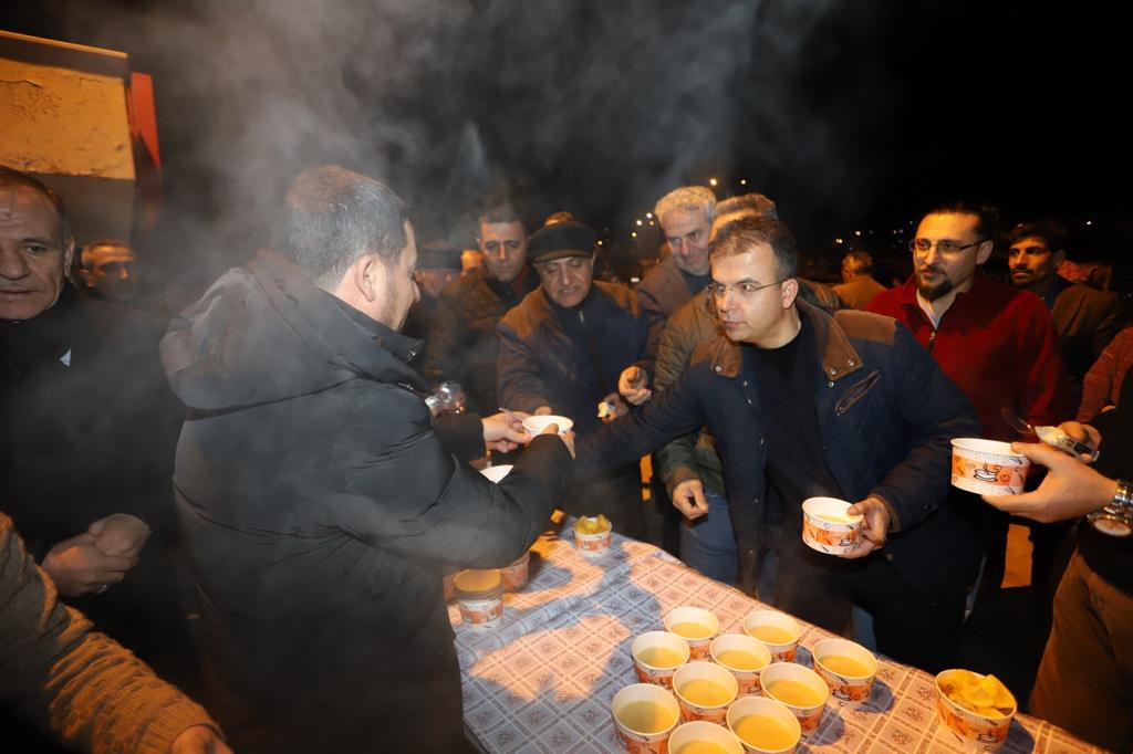 BAŞKAN ARI'DAN HASTANE ÖNÜNDE HASTA YAKINLARI VE SAĞLIK ÇALIŞANLARINA SICAK ÇORBA İKRAMI
