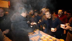 BAŞKAN ARI'DAN HASTANE ÖNÜNDE HASTA YAKINLARI VE SAĞLIK ÇALIŞANLARINA SICAK ÇORBA İKRAMI