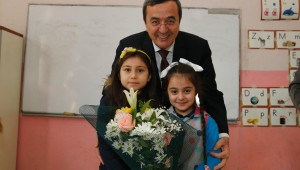 Başkan Batur, miniklerin karne heyecanına ortak oldu