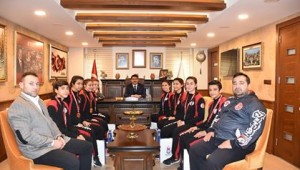 BAŞKAN ÇELİK ŞAMPİYON SPORCULARI AĞIRLADI