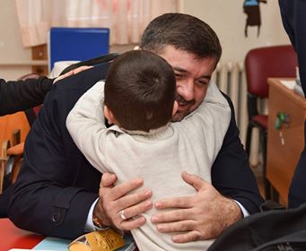 BAŞKAN ŞENLİKOĞLU GÖRME ENGELLİ ÖĞRENCİLERİ ZİYARET ETTİ