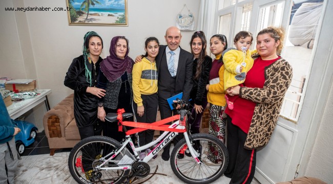 Başkan Soyer'den Ayşe Deniz'e bisiklet