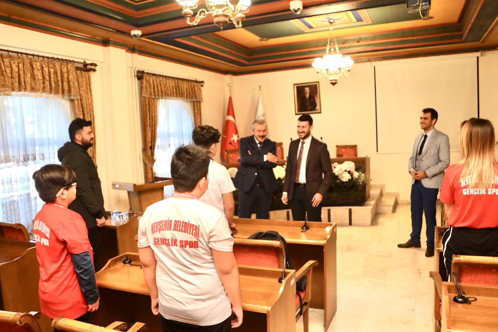 BAŞKAN YARDIMCISI YÜZER ŞAMPİYON BOKSÖRLERİ TEBRİK ETTİ