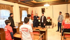 BAŞKAN YARDIMCISI YÜZER ŞAMPİYON BOKSÖRLERİ TEBRİK ETTİ