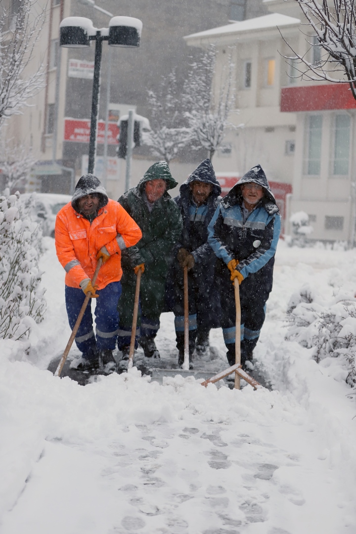 BELEDİYE EKİPLERİ KARLA MÜCADELE ÇALIŞMALARINI SÜRDÜRÜYOR