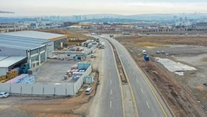 BÖLGE TRAFİĞİNİ RAHATLATACAK ÇALIŞMAYLA 2 GİDİŞ-2 GELİŞ OLARAK GENİŞLETİLEN BAĞLANTI YOLU TRAFİĞE AÇILDI 