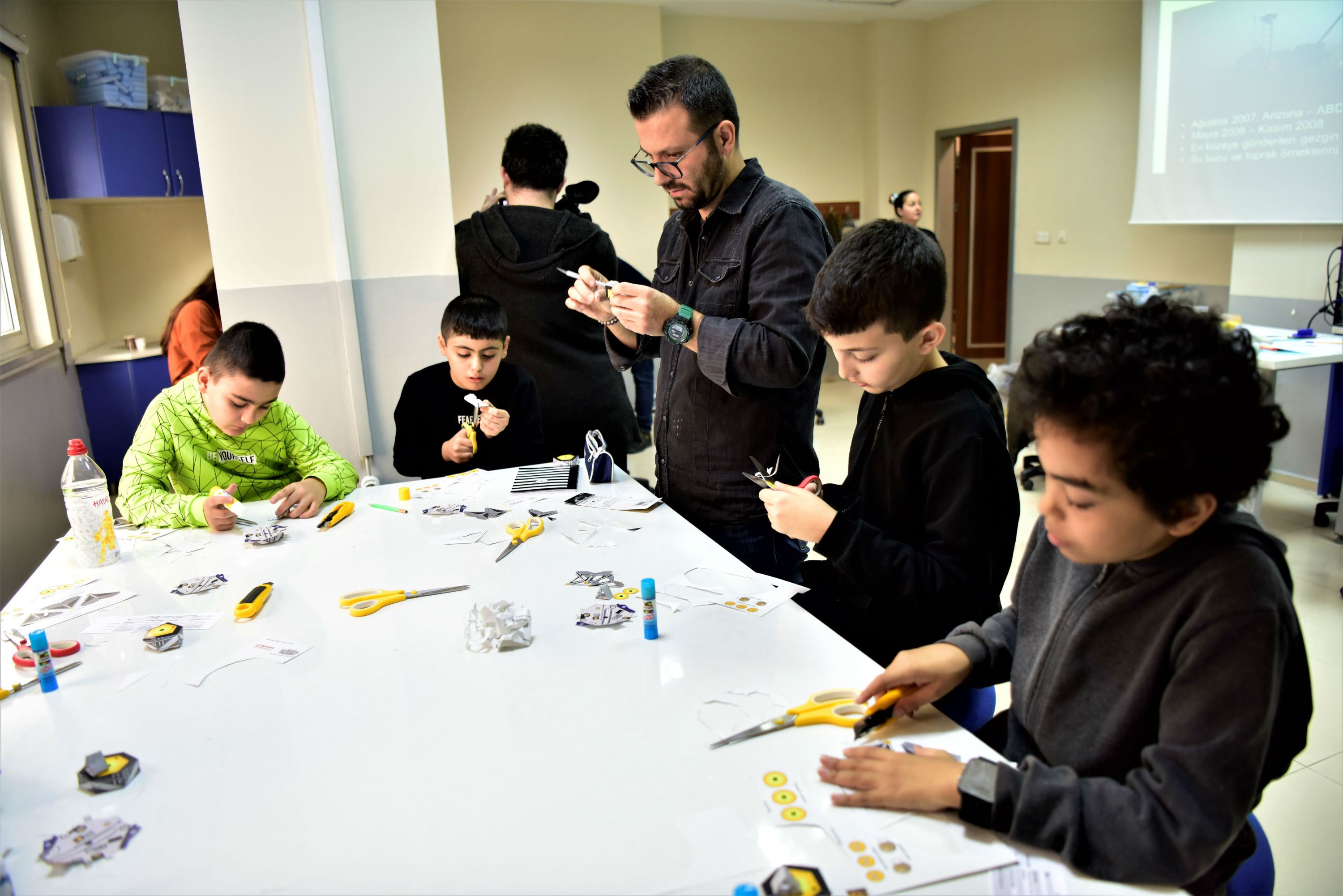 Bornovalı çocuklara bilim eğitimi