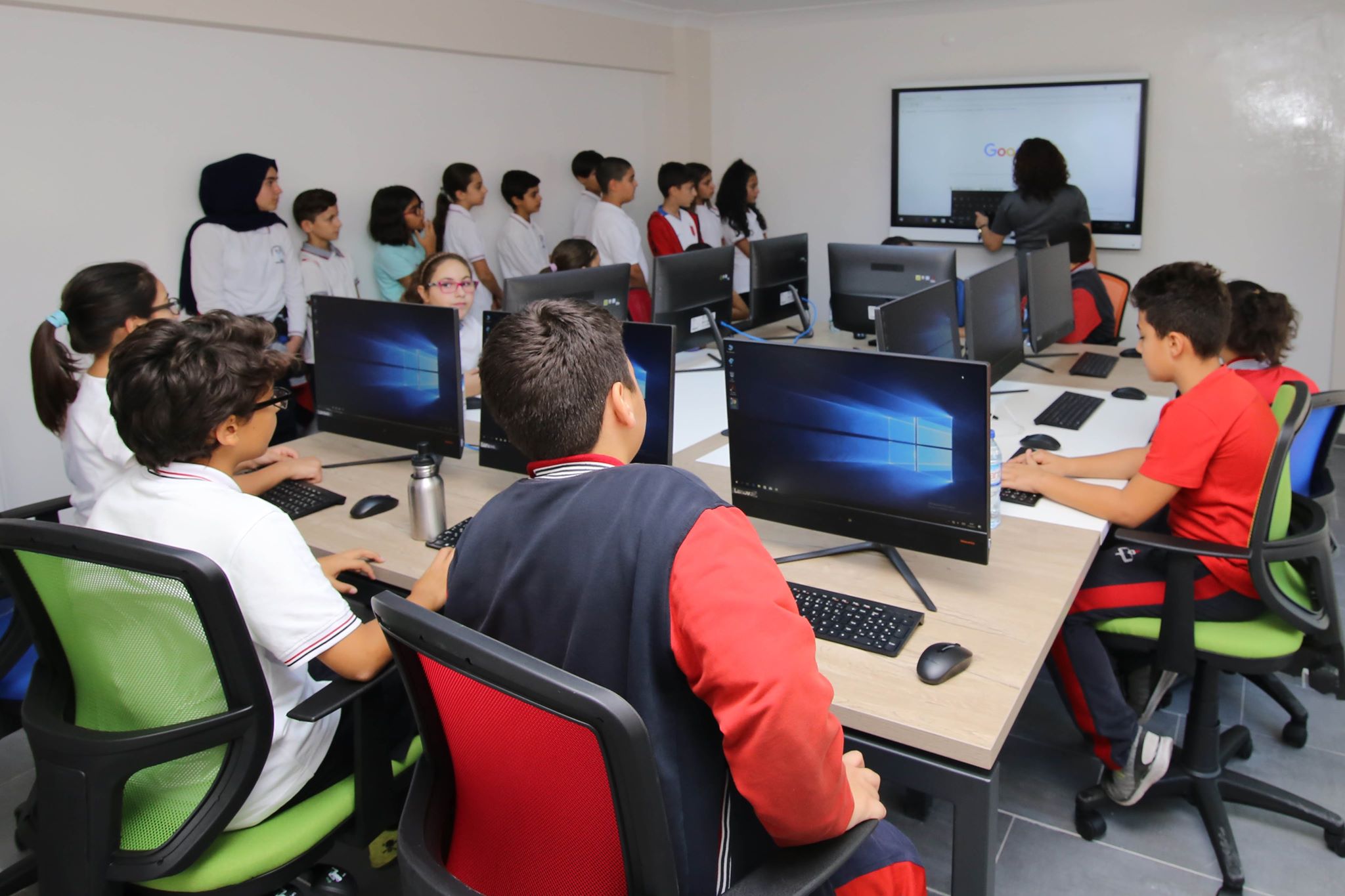 ÇOCUKLAR BU EVDE TEKNOLOJİ ÜRETİYOR