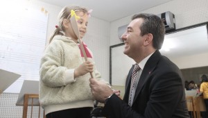 Çocuklar kaşıktan kukla yaptı, gönüllerince eğlendi