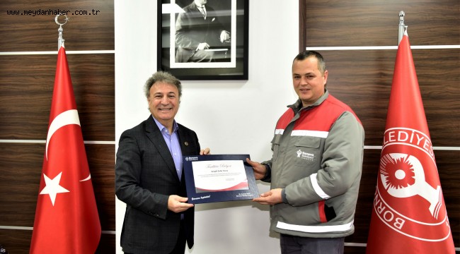 Davranışı ile örnek olan çalışana Başkan İduğ'dan teşekkür belgesi