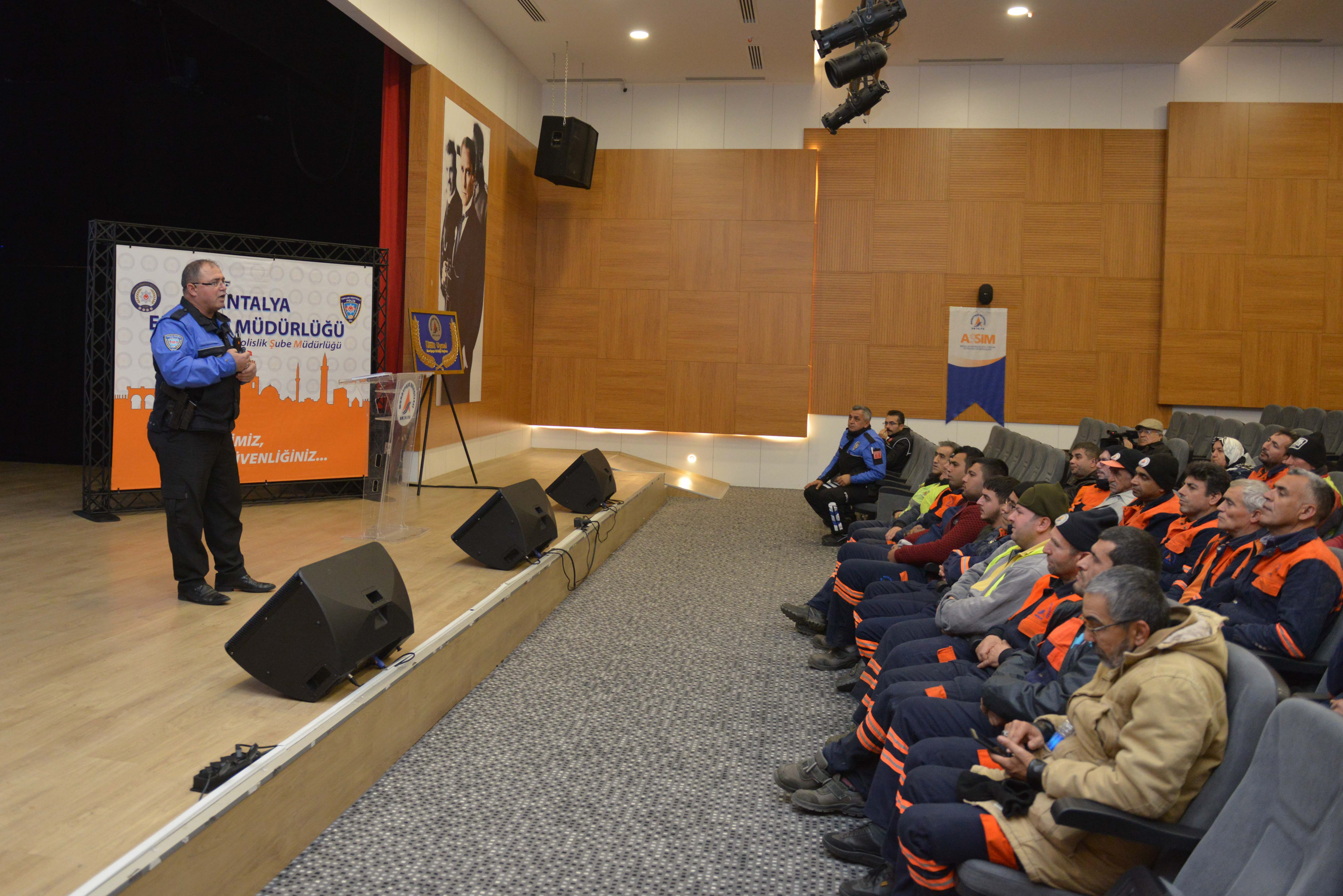 Emniyet'ten belediye personeline seminer