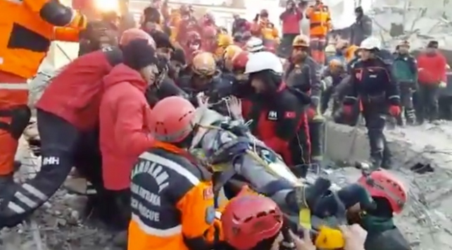 Enkaz altından 9 kişi sağ çıkarıldı