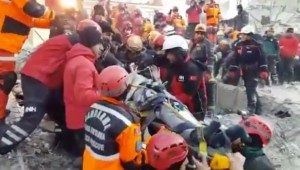 Enkaz altından 9 kişi sağ çıkarıldı