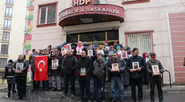 Evlat nöbeti kar altında devam ediyor