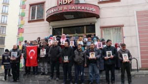 Evlat nöbeti kar altında devam ediyor