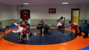 Genç ve başarılı güreşçiler Karabağlar'da yetişecek 