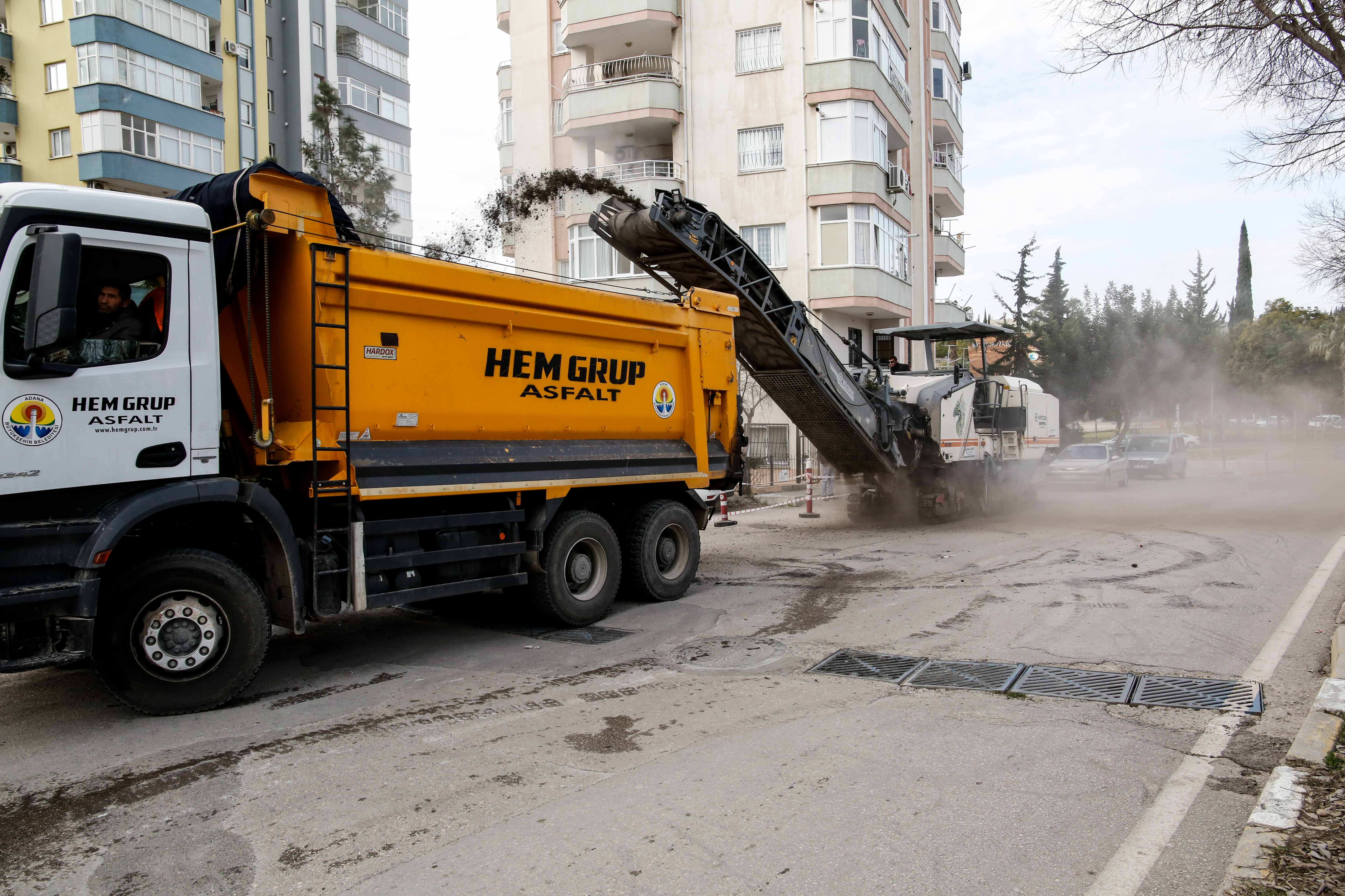 Güneş yüzünü gösterdiğinde, Adana'da yollar asfaltla buluşuyor