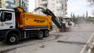 Güneş yüzünü gösterdiğinde, Adana'da yollar asfaltla buluşuyor