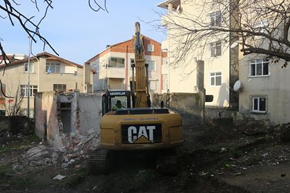 Hürriyet Mahallesi'nde Metruk Bina Yıkıldı