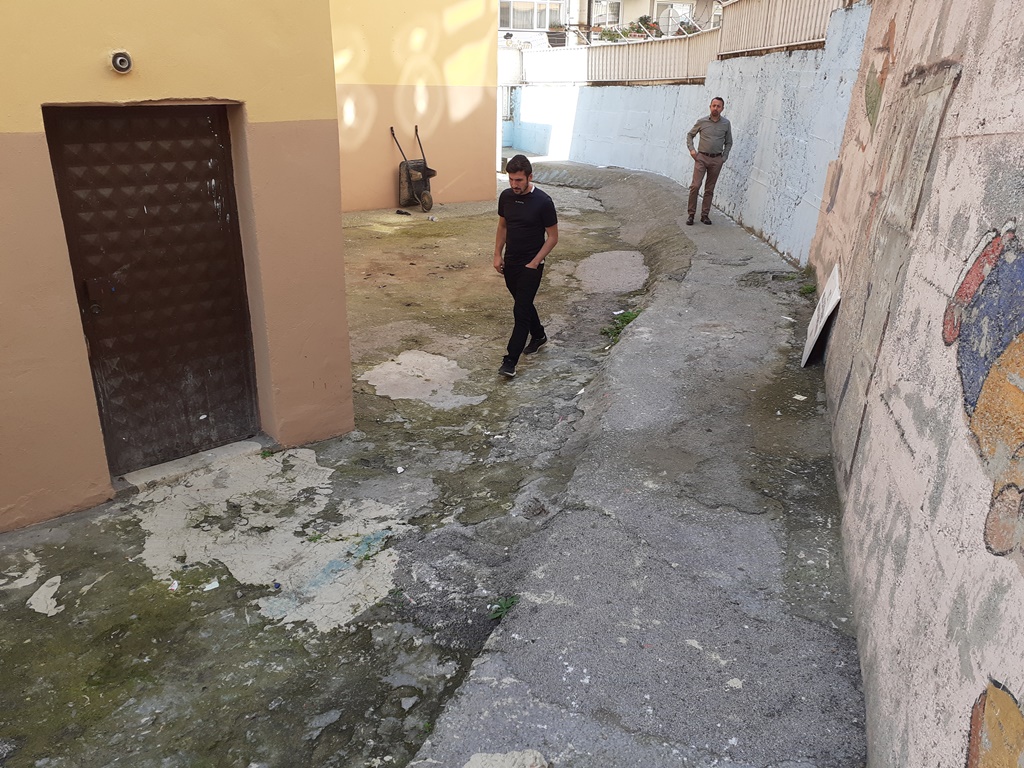 İzmit Belediyesi Hızır Reis İlkokulu'nun bahçesini yeniledi