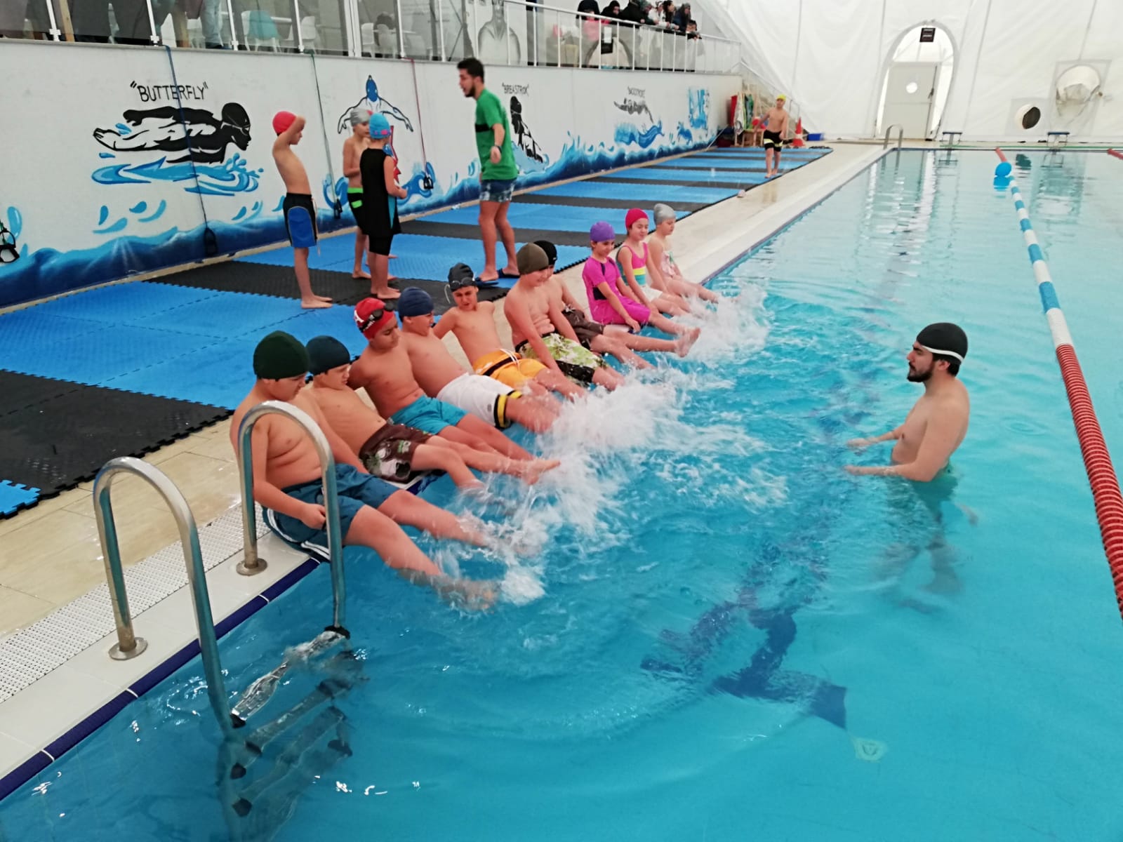 İzmit Belediyesinin ücretsiz yüzme kursu başladı