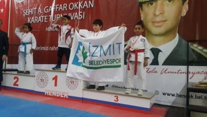 İzmit Belediyesporlu karatecilerden 12 madalya birden