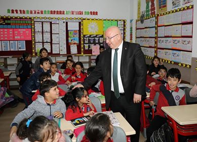 Kalpleri Küçük, Bağışları Büyük