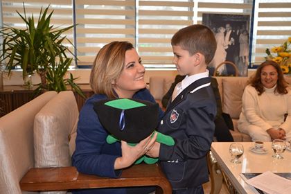 Karnelerini alan minikler Başkan Hürriyet'e koştu