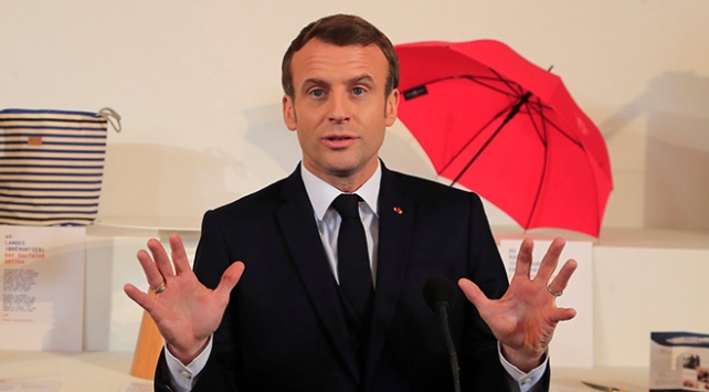 Macron eylemcilerden zor kaçırıldı
