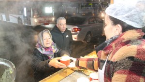 Menderes Belediyesi'nden Sıcak Çorba İkramı