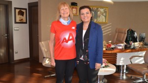  NEPAL'E YÜRÜYEN İYİLİK MELEĞİ POPE BAŞKAN HÜRRİYET'İ ZİYARET ETTİ